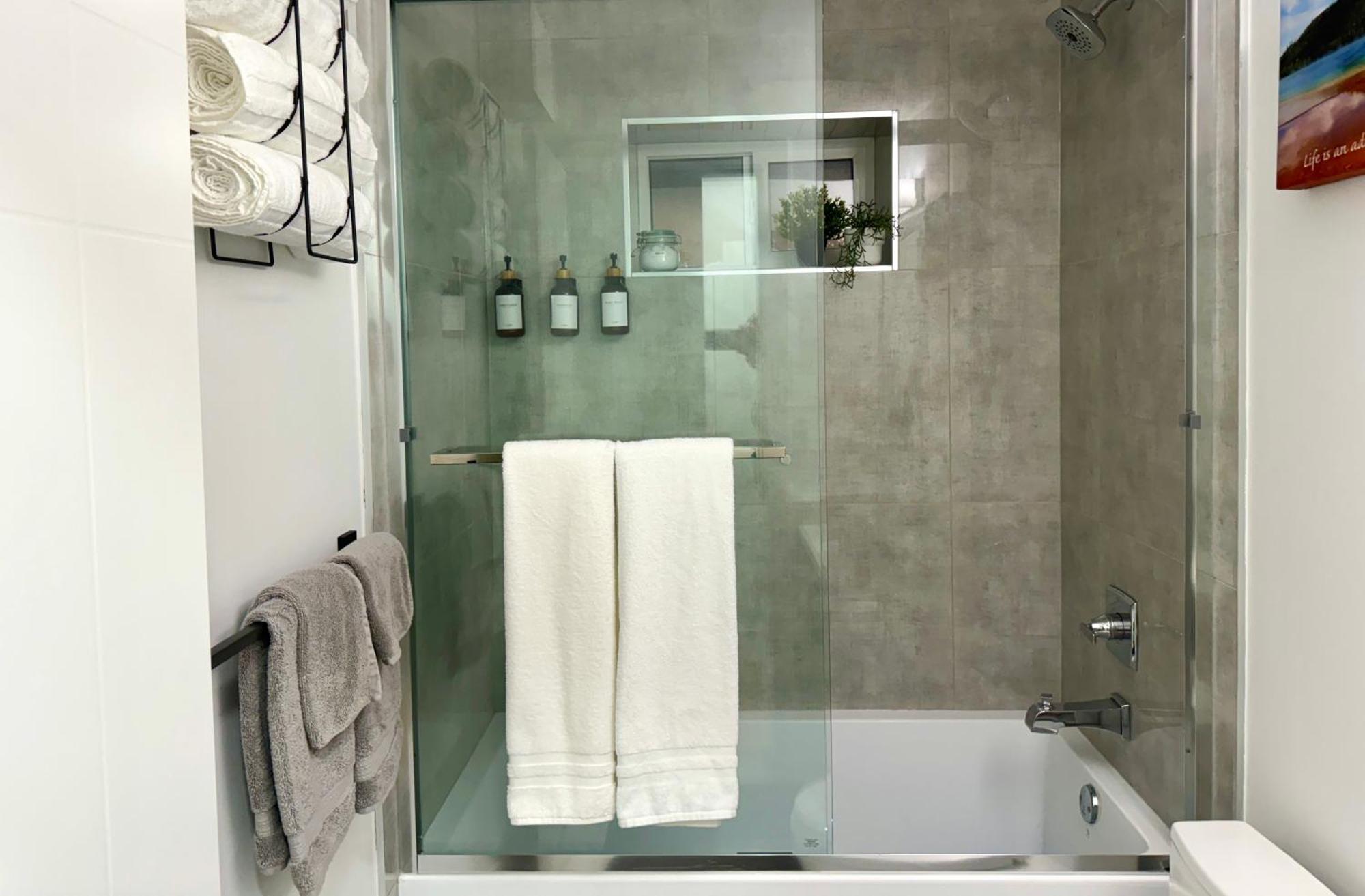 The Sunset Haven- Cozy 2Br Basement Suite Near White Rock サレー エクステリア 写真